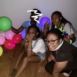 Meet your Posher, Keniya